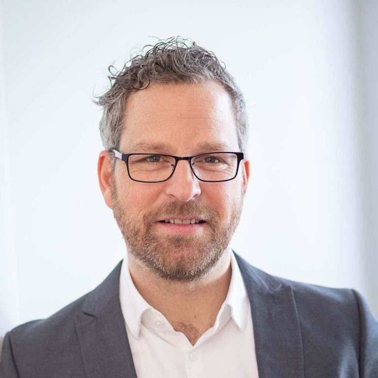 Portraitfoto von Holger Illing, Berater für Digitale Transformation und Ausschreibungsmanagement